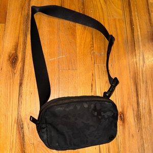 Lululemon everywhere belt bag in camo black print!